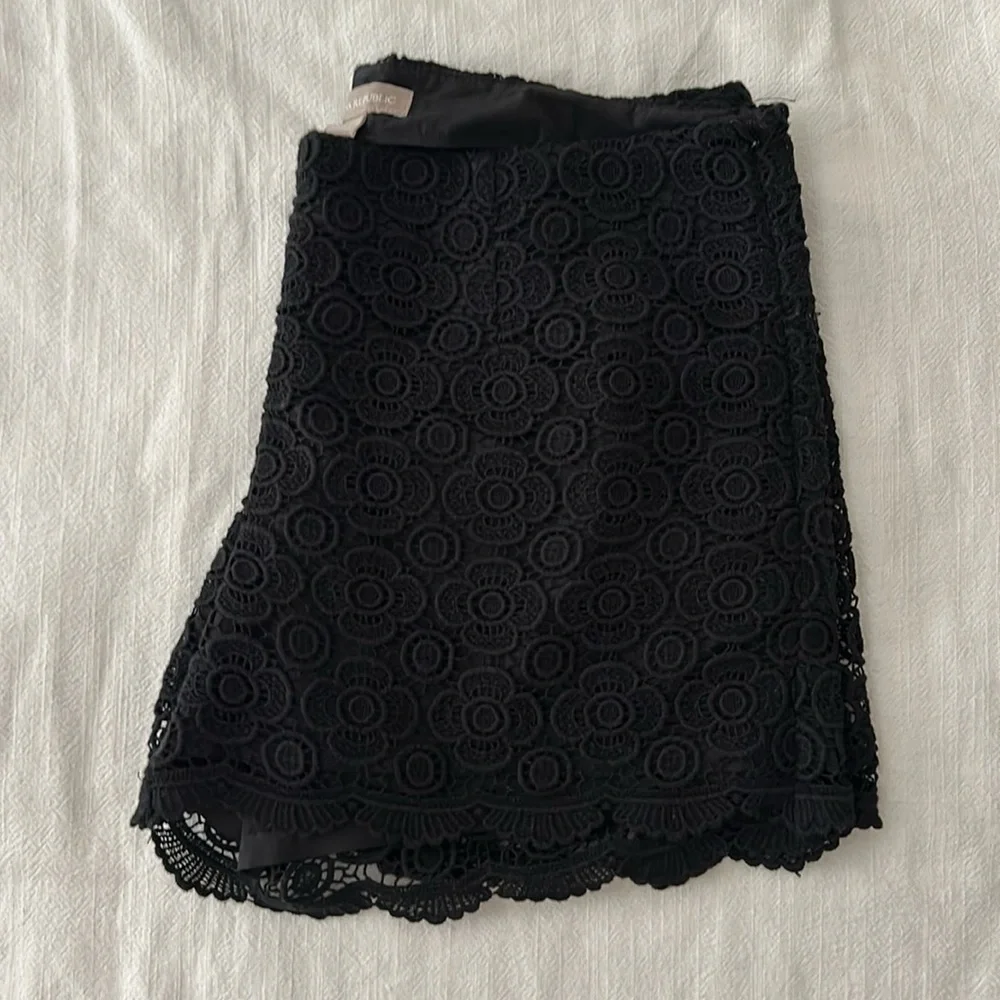 Lace Scalloped Hem Shorts - Picture 3 of 7